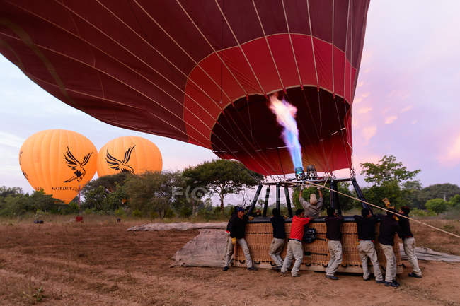 Hombres preparando globo para el vuelo, Old Bagan, Mandalay region, Myanmar - foto de stock