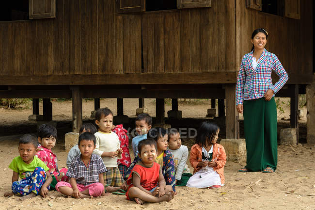 Myanmar (Birmania), Región de Mandalay, Taungtha, Taung Ba, Provincia de Mandalay, Escuela Primaria Taung Ba - foto de stock