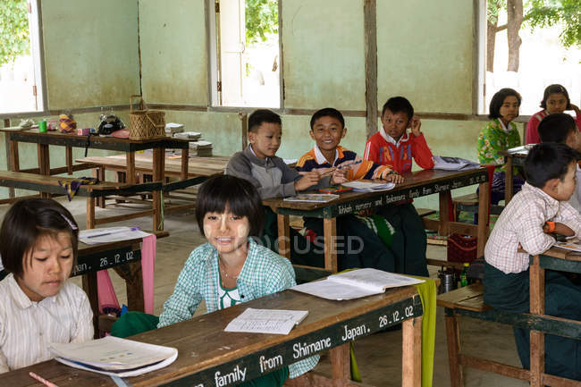 Мьянма (Бирма), регион Мандалай, Таунгтха, Таунг Ба, провинция Мандалай, начальная школа Таунг Ба — стоковое фото