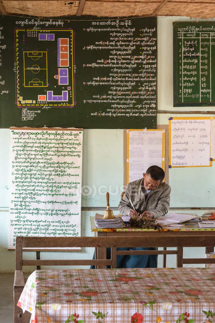 Enseignant masculin en classe, école primaire de Taung Ba, province de Mandalay, Taung Ba, Taungtha, région de Mandalay, Myanmar — Photo de stock