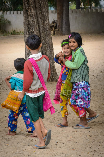 Myanmar (Birmania), Región de Mandalay, Taungtha, Taung Ba, Provincia de Mandalay, Escuela Primaria Taung Ba - foto de stock