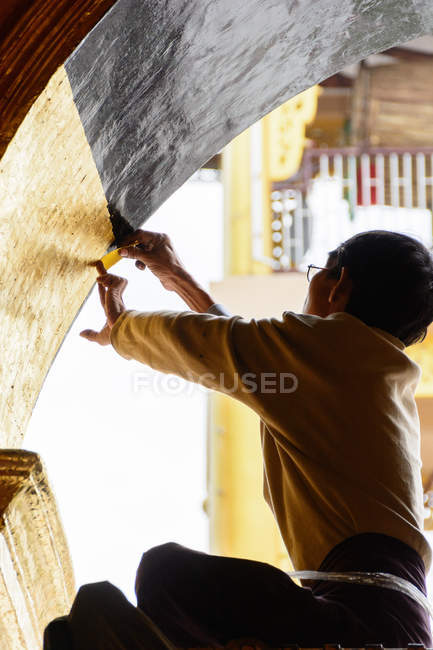 Myanmar, regione Mandalay, uomo pittura arco di Mahamuni Pagoda — Foto stock