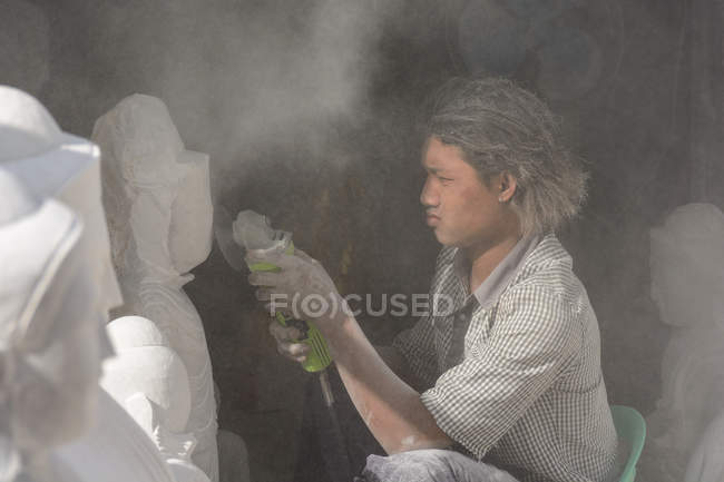 Myanmar, regione Mandalay, muratore di pietra che lavora — Foto stock