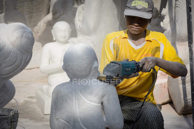 Albañil macho trabajando con amoladora angular, Mandalay, región de Mandalay, Myanmar - foto de stock