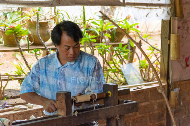 Myanmar, Shan, Pindaya, man manufacturing of umbrellas — Stock Photo