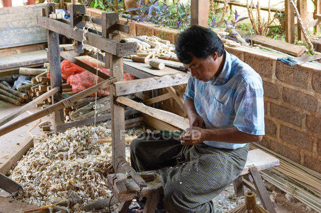 Porträt eines asiatischen Mannes bei der Herstellung von Regenschirmen, Pindaya, Shan, Myanmar — Stockfoto
