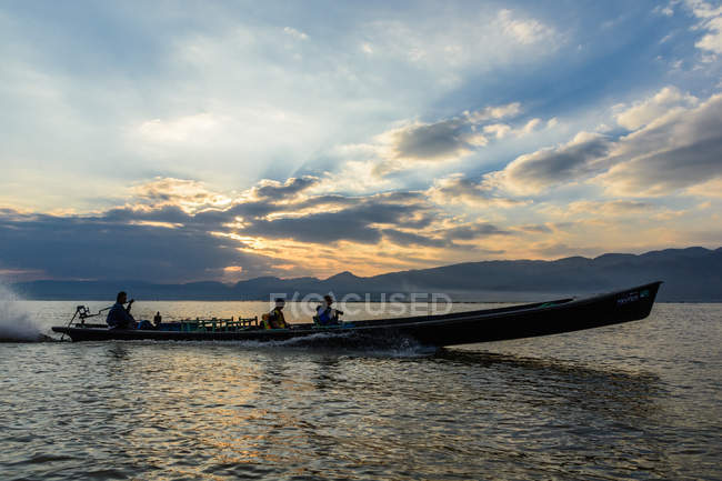 Myanmar (Birmânia), Shan, Taunggyi, passeio de barco no Lago Inle ao pôr do sol — Fotografia de Stock