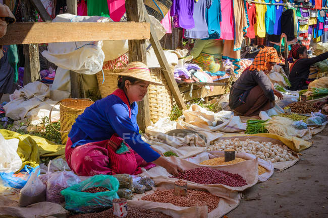 Vendedoras en el mercado de Phaung Daw U Pagoda, Inle Lake, Nyaungshwe, Shan, Myanmar - foto de stock