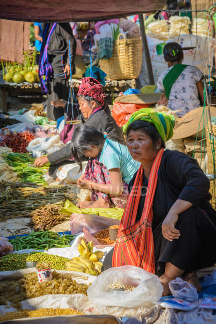 Myanmar, Shan, Nyaungshwe, Menschen, die auf dem Pagodenmarkt verkaufen und kaufen — Stockfoto