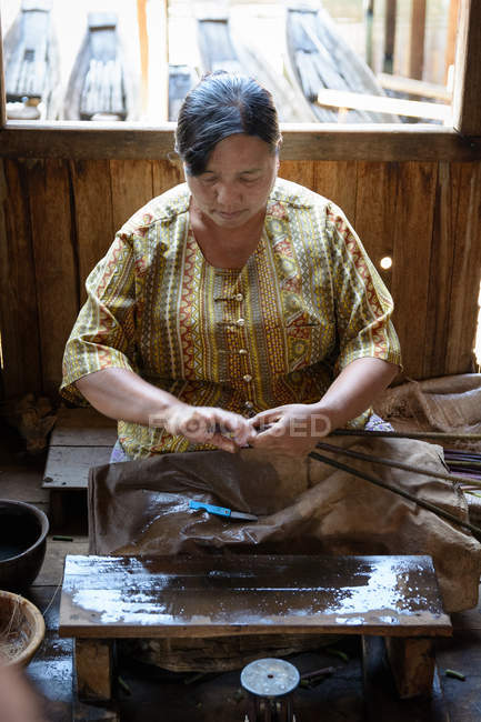 Frau arbeitet mit Lotusseide, Taunggyi, Shan, Myanmar — Stockfoto