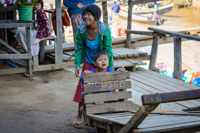 Myanmar (Birmania), Shan, Nyaungshwe, Phaung Daw U Pagoda market, Inle Lake - foto de stock
