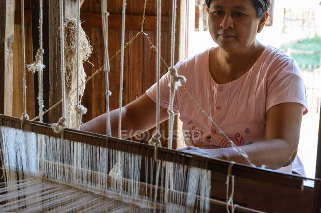 Мьянма (Бирма), Шань, Таунгьи, плетение шелка Лотоса — стоковое фото