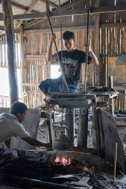 Myanmar (Birmania), Shan, Taunggyi, herrero trabajando con metal - foto de stock
