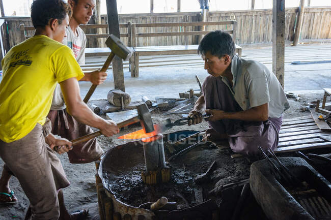 Myanmar (Birmania), Shan, Taunggyi, herrero trabajando con metal - foto de stock
