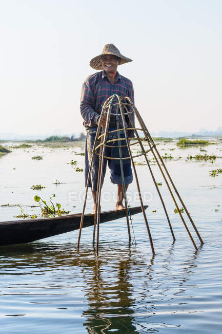 Pescador de chapéu de palha de pé em barco no Lago Inle, Shan, Taunggyi, Mianmar — Fotografia de Stock