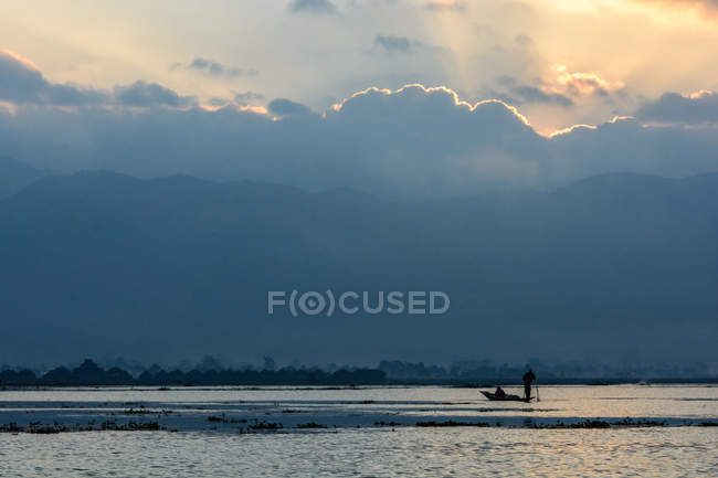 Myanmar (Birmânia), Shan, Taunggyi, passeio de barco no Lago Inle ao pôr do sol — Fotografia de Stock