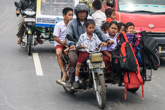 Indonesia, Sumatera Utara, Kabul Langkat, Indonesian School Bus — Stock Photo