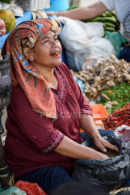 Mujer en el mercado callejero en Tomok, Samosir, Kabots Samosir, Sumatera Utara, Indonesia - foto de stock