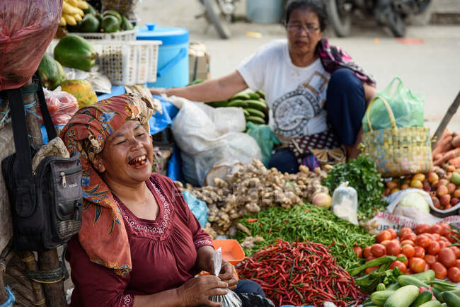 Femmes au marché de rue à Tomok, Samosir, Kabots Samosir, Sumatera Utara, Indonésie — Photo de stock