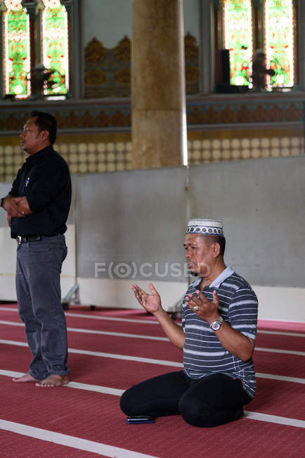 Indonésia, Sumatera Utara, Kota Medan, Homens na Grande Mesquita de Medan — Fotografia de Stock