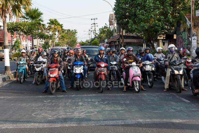 Motoristas de moto no Ramayana Performance, Yogyakarta, Java, Indonésia — Fotografia de Stock