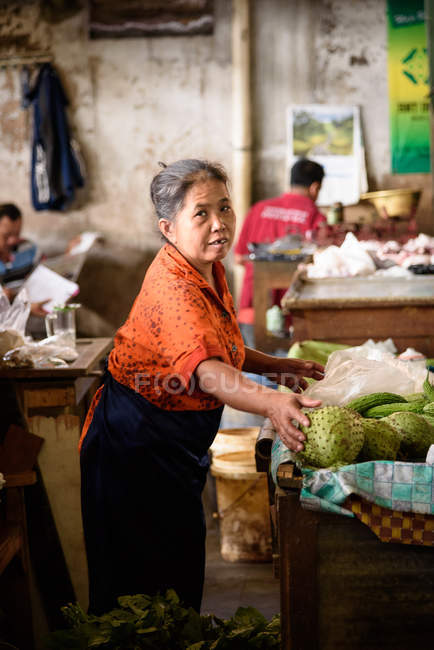 Escenario de mercado con vendedor femenino en Yogyakarta, Java, Indonesia, Asia - foto de stock