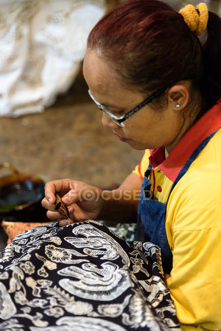 Mulher que trabalha na fabricação Batik em Yogyakarta, Java, Indonésia, Ásia — Fotografia de Stock