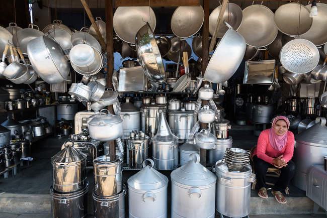 Портрет жінка продає метал посуд, Kabanyat Banyuwangi, Java, Індонезії — стокове фото