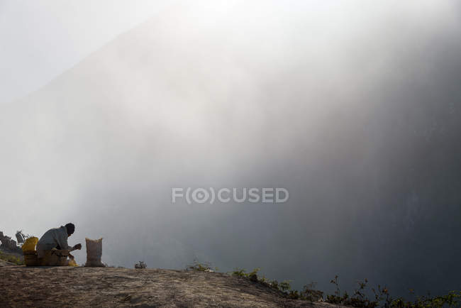 JAVA, INDONESIA - 18 DE JUNIO DE 2018: trabajador azufre en el volcán Ijen - foto de stock