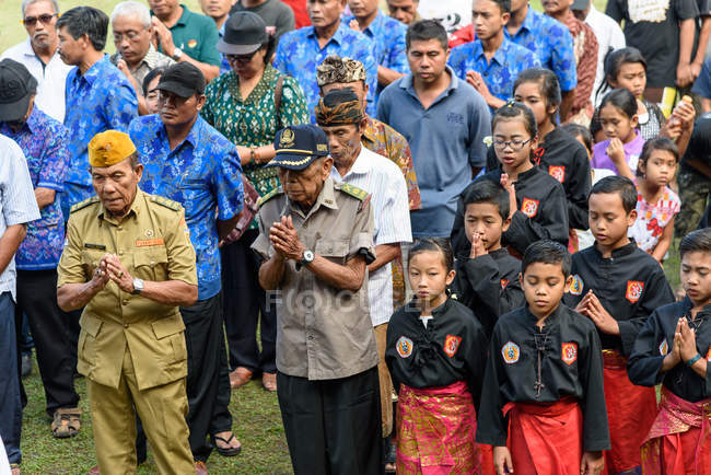 KABUL BULELENG, BALI, INDONESIA - 17 de agosto de 2015: veteranos de la lucha por la independencia en el festival folclórico local - foto de stock