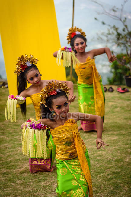 Кабул Buleleng, Балі, Індонезія - 7 червня 2018: Виконання місцевих танцювальні школи дівчаток танці костюми — стокове фото