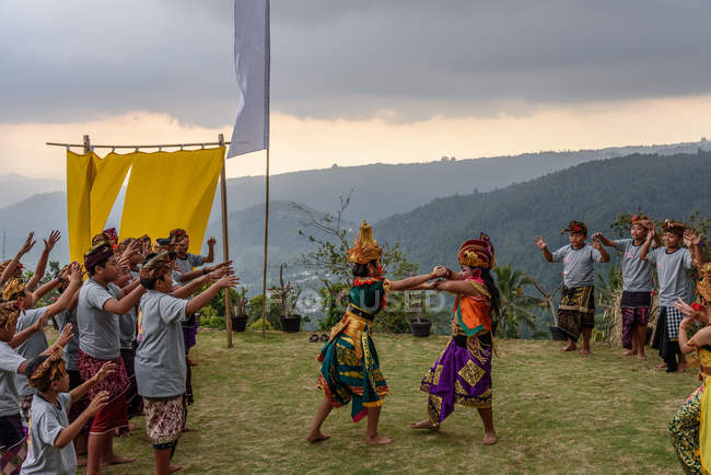 KABUL BULELENG, BALI, INDONESIA - JUNE 7, 2018 : Performance of local dance school, mountain landscape on the background — Stock Photo