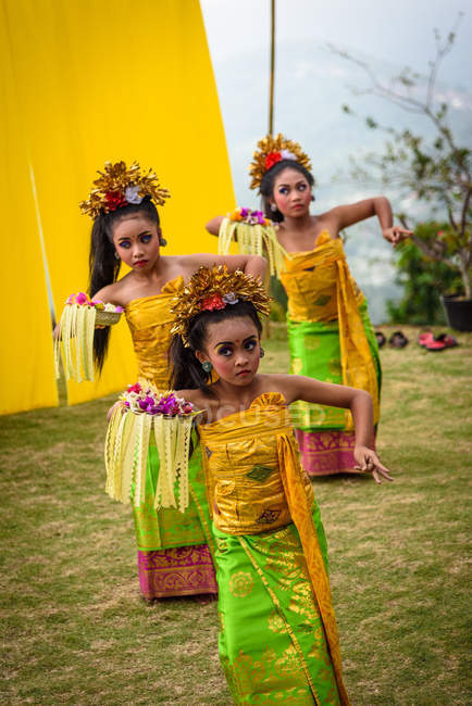 KABUL BULELENG, BALI, INDONÉSIA - Junho 7, 2018: Desempenho ao ar livre da escola de dança local, meninas dançando em trajes — Fotografia de Stock