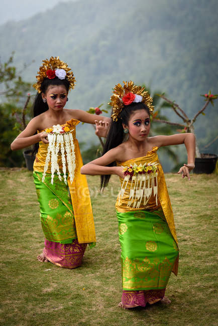 KABUL BULELENG, BALI, INDONESIA - 7 DE JUNIO DE 2018: Actuación al aire libre de la escuela de baile local, niñas bailando con disfraces - foto de stock