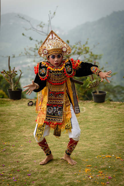 KABUL BULELENG, BALI, INDONÉSIA - Junho 7, 2018: Desempenho ao ar livre da escola de dança local, menino dançando em traje — Fotografia de Stock