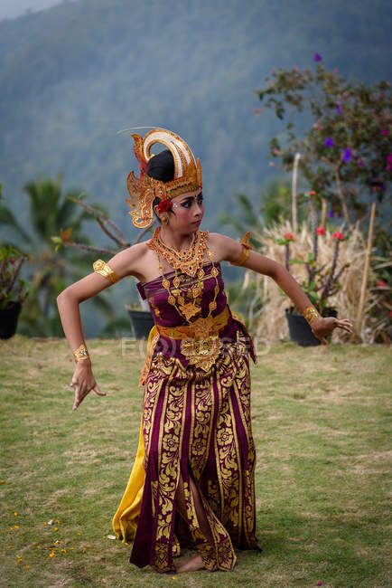 KABUL BULELENG, BALI, INDONESIA - JUNE 7, 2018 : Performance of local dance school, girl dancing in costumes — Stock Photo