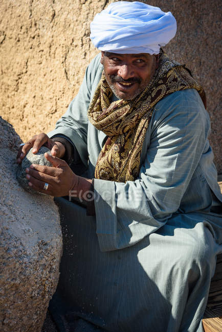 Porträt eines Mannes in traditioneller muslimischer Kleidung, Assuan, Assuan Regierung, Ägypten — Stockfoto