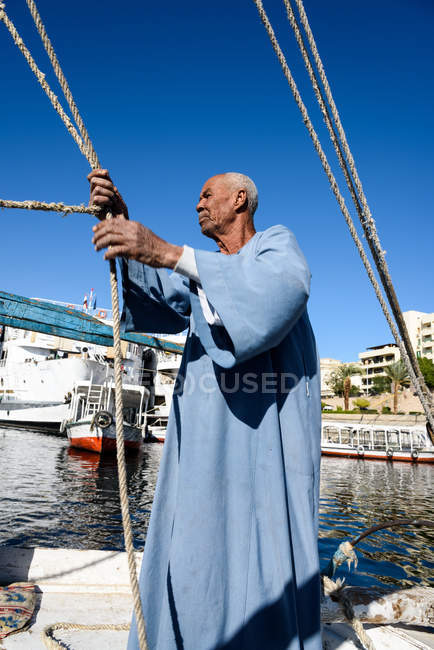 Зріла людина в синій тюрбан в річці човен, Асуан, уряд Асуан, Єгипет — стокове фото