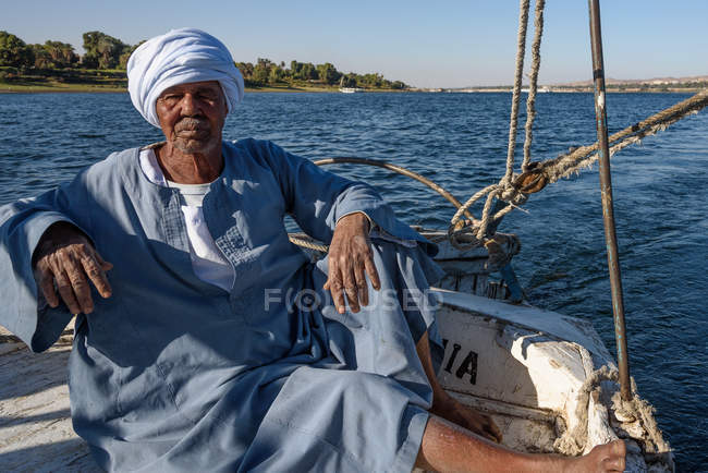 Homme mûr en turban bleu sur un bateau de rivière, Assouan, gouvernement d'Assouan, Egypte — Photo de stock