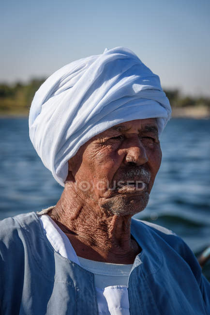 Maduro homem em azul turbante no rio barco, Aswan, Aswan Governo, Egito — Fotografia de Stock