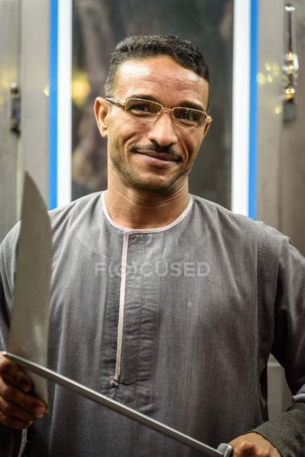 Porträt eines ägyptischen Mannes mit Messern in den Händen, aswan, aswan government, egypt — Stockfoto