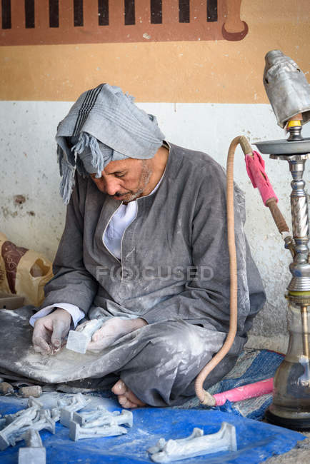 Männlicher Meister schafft Figuren aus Stein, Luxor, neuer Talregierung, Ägypten — Stockfoto