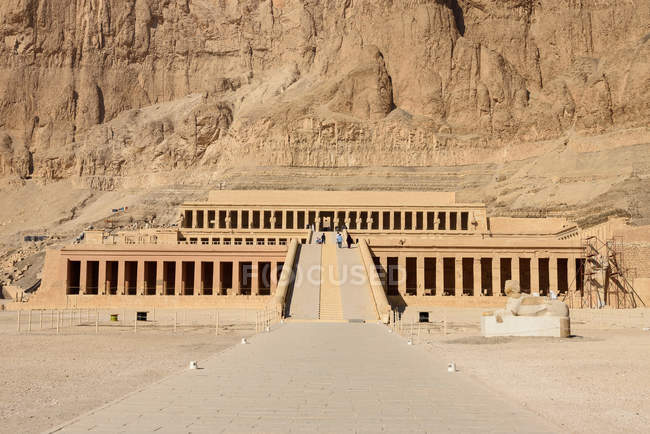 Egypt, New Valley Gouvernement, Hatshepsut Temple by the mountain — Stock Photo