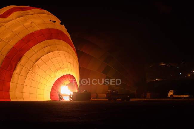 Preparar el globo para el vuelo, Old Bagan, región de Mandalay, Myanmar - foto de stock
