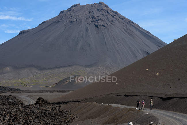 Cabo Verde, Fogo, Santa Catarina, grupo de turistas caminando al volcán Fogo - foto de stock