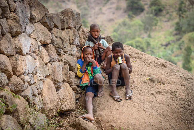 Кабо - Верде, Сан - Мігель, місцеві діти з Сантьяго.. — стокове фото