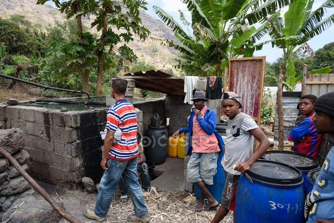 Cabo Verde, Sao Miguel, gente local en la destilería para Grogue aguardiente típico de caña de Cabo Verde . - foto de stock