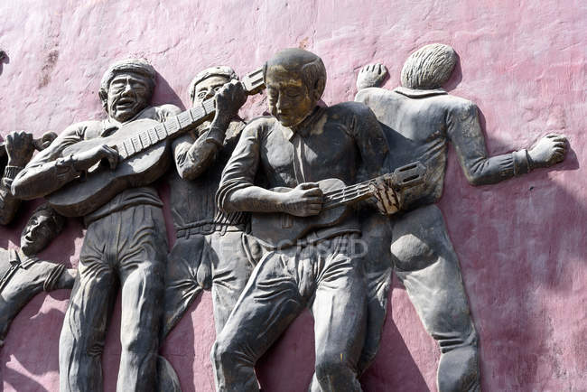 Кабо-Верде, Сан-Вісенте, Міндело, настінне мистецтво з музикантами старого міста. — стокове фото