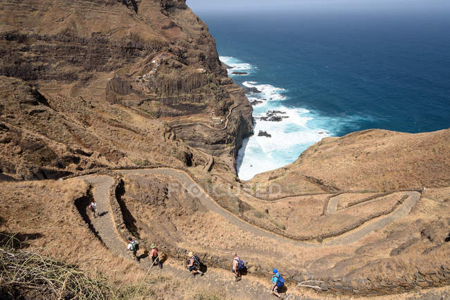 Cap Vert, Santo Antao, Les touristes sur la route par la côte rocheuse pittoresque — Photo de stock
