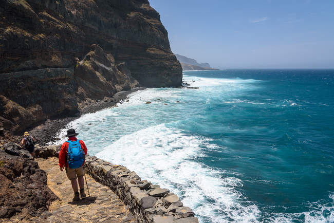 Cape Verde, Santo Antao, Tourists on the road by scenic rocky coast — Stock Photo
